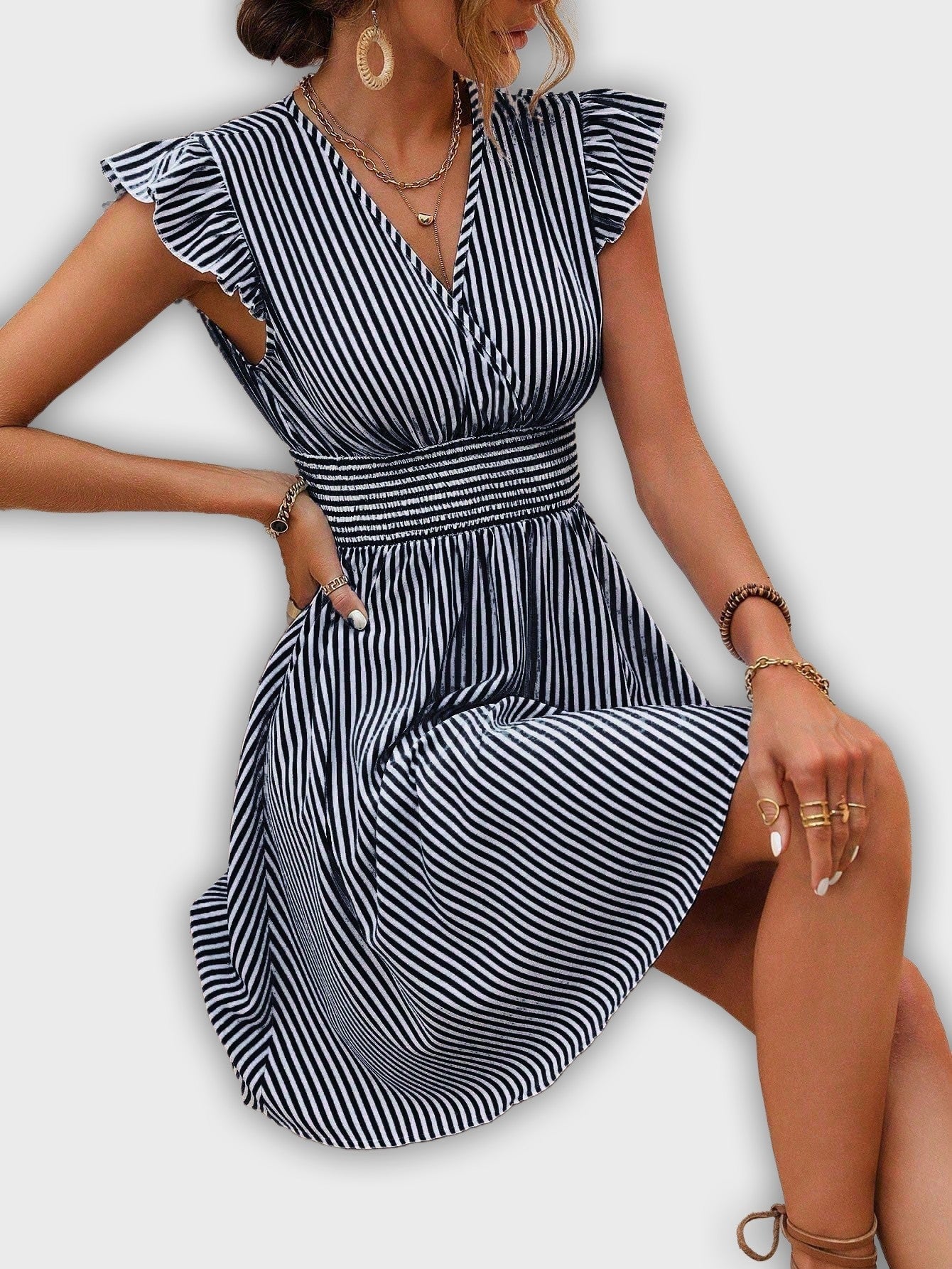 שמלת קיץ מפוספסת עם שרוולים מקופלים ומותן מודגשת