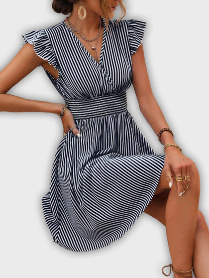 שמלת קיץ מפוספסת עם שרוולים מקופלים ומותן מודגשת