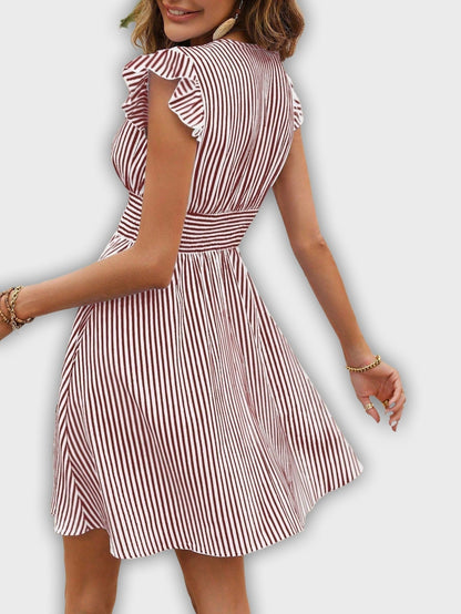 שמלת קיץ מפוספסת עם שרוולים מקופלים ומותן מודגשת