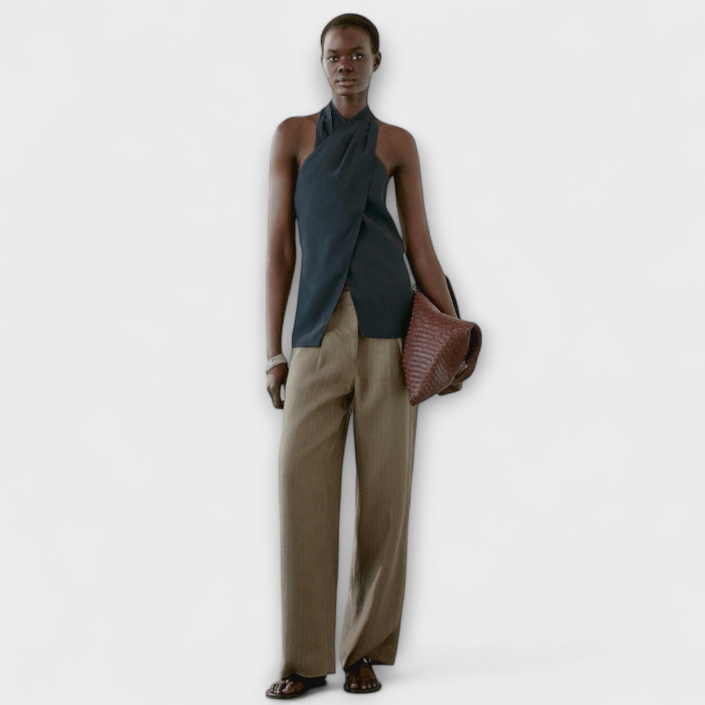 טופ כחול עם חיתוך בגב - אלגנטיות ונוחות בקיץ