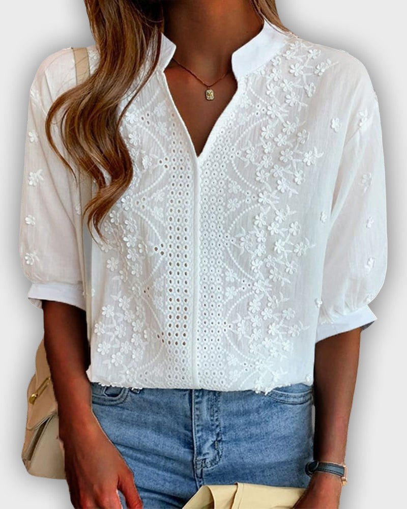 חולצת לבוש עם שרוולים נפוחים וצווארון V בעיצוב תחרה