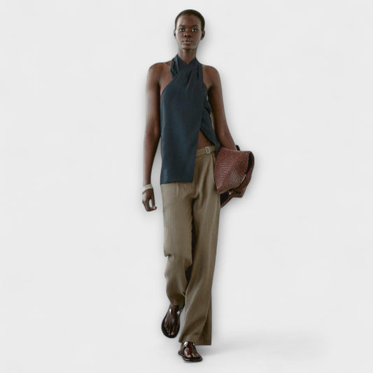 טופ כחול עם חיתוך בגב - אלגנטיות ונוחות בקיץ