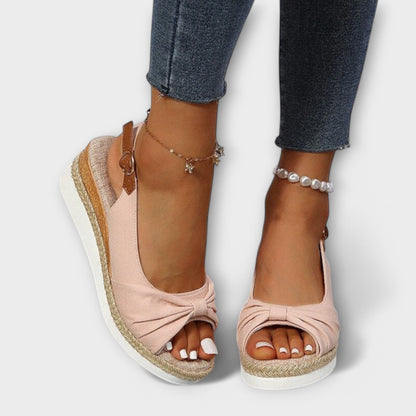 סנדלים אורטופדיים עם רצועות מתכווננות