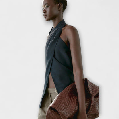 טופ כחול עם חיתוך בגב - אלגנטיות ונוחות בקיץ