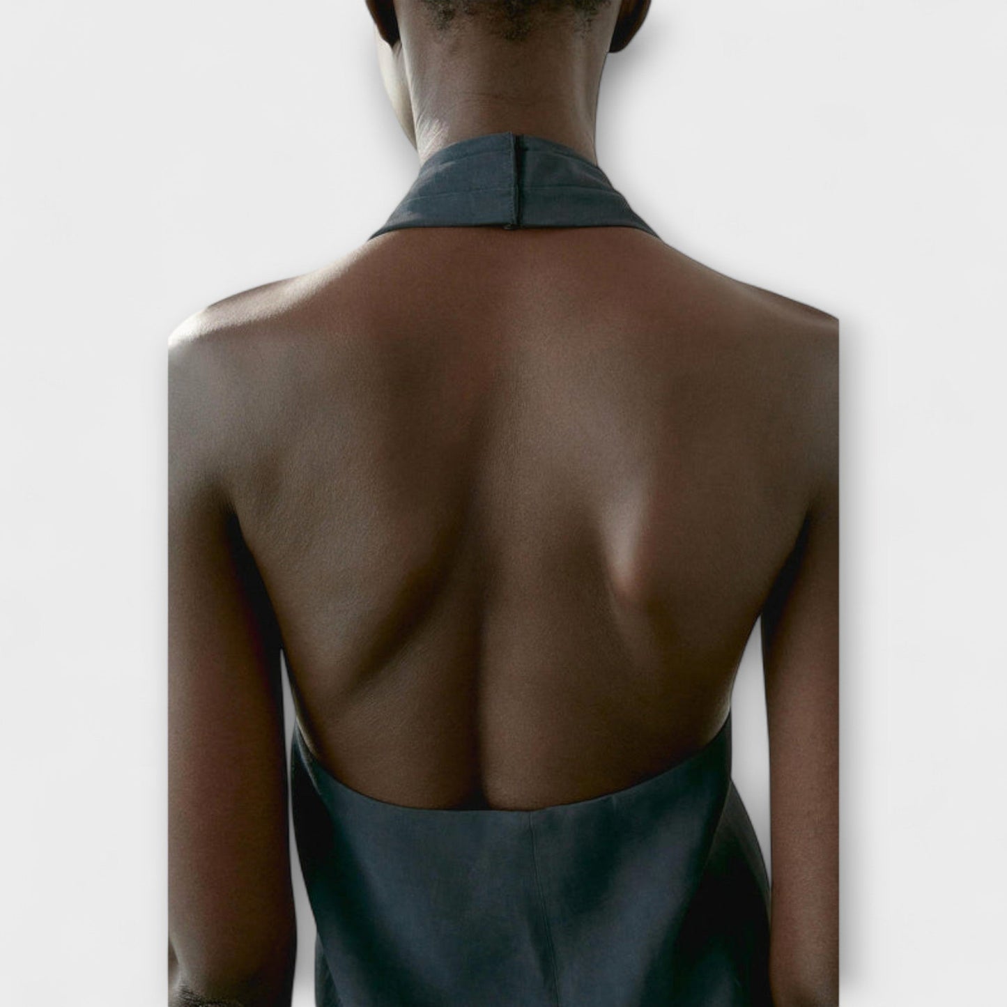 טופ כחול עם חיתוך בגב - אלגנטיות ונוחות בקיץ