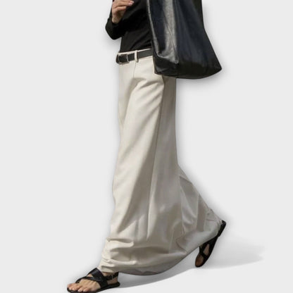 חצאית אמה בגזרת H-Linien בעיצוב מינימליסטי