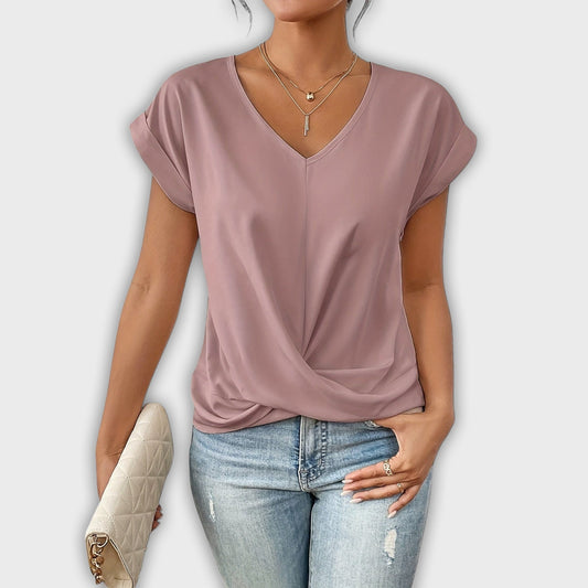 טופ עם מחשוף V ופרט קשר