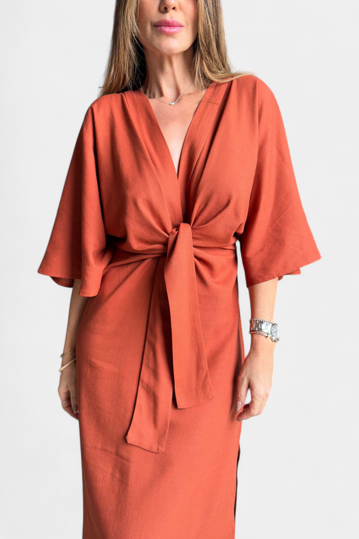 אנהוא שמלת קז'ואל עם קשר קדמי ומחשוף V