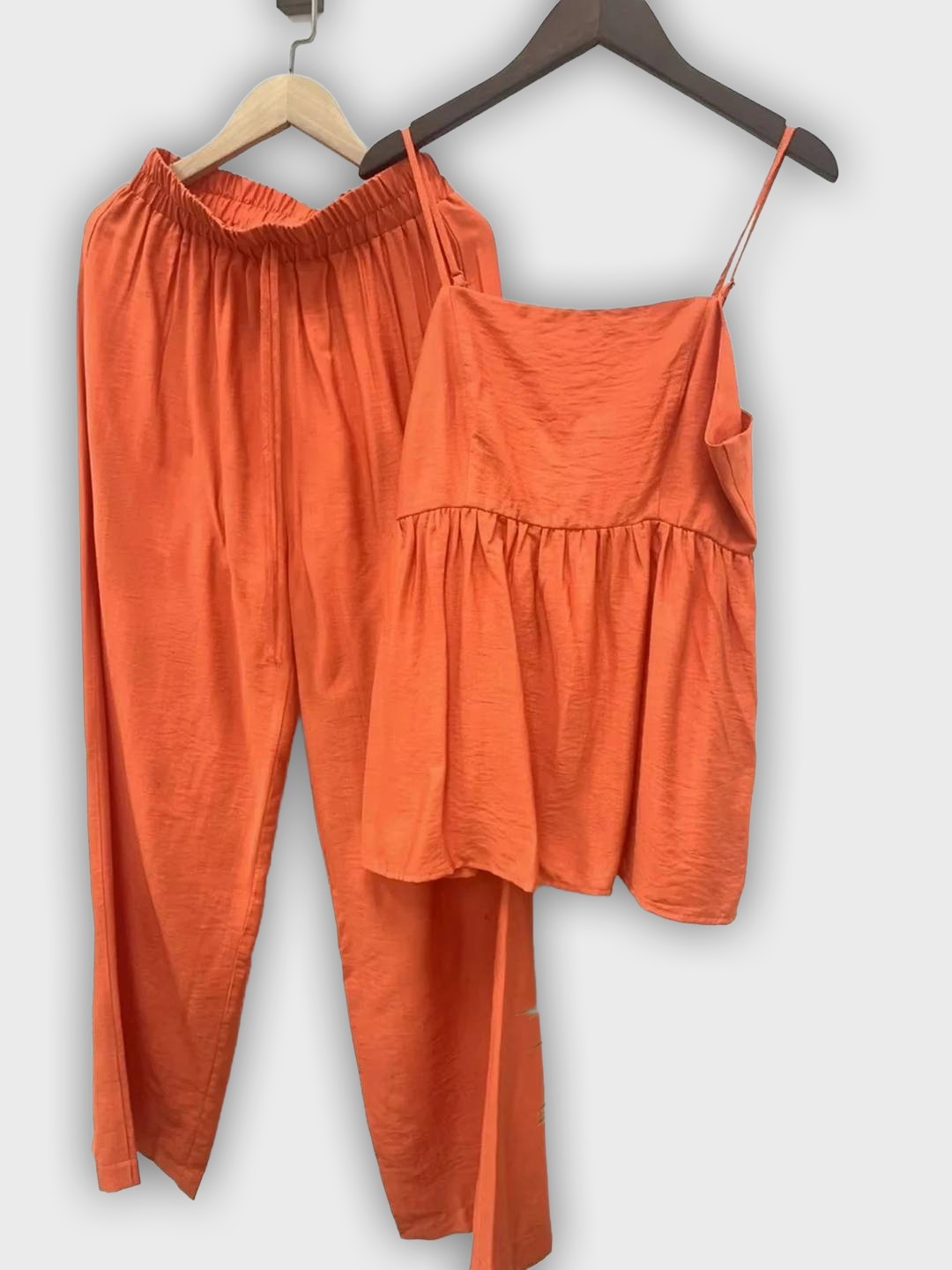 סט קיץ דו-חלקי עם טופ ומכנסיים רחבים - מראה אלגנטי ונינוח