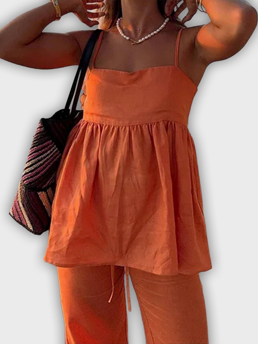 סט קיץ דו-חלקי עם טופ ומכנסיים רחבים - מראה אלגנטי ונינוח