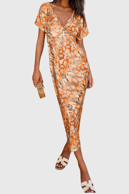 שמלות עם הדפס אבסטרקטי וחשיפת צוואר V