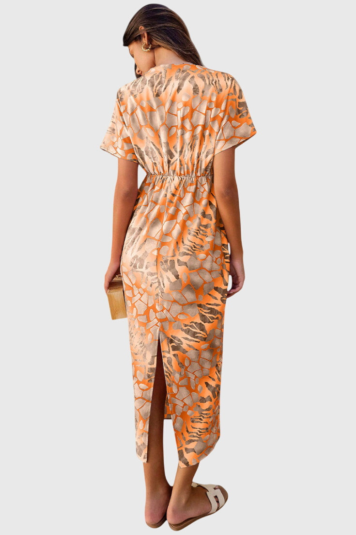 שמלות עם הדפס אבסטרקטי וחשיפת צוואר V