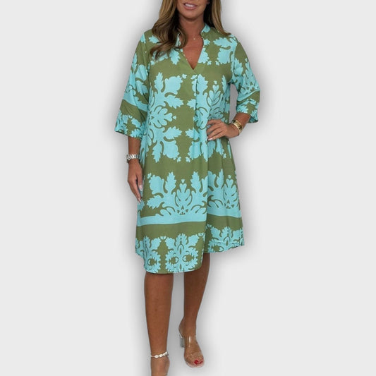 שמלת קיץ קלילה עם צבעים זוהרים